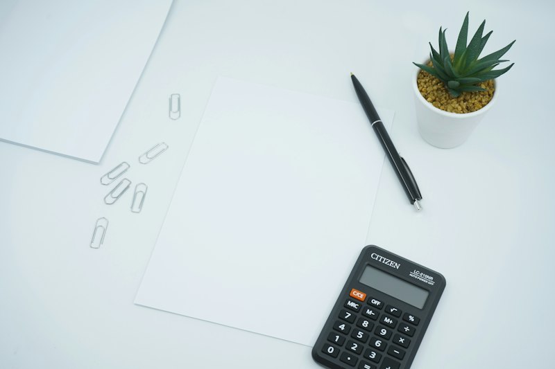 Bureau avec feuilles, stylo et calculatrice
