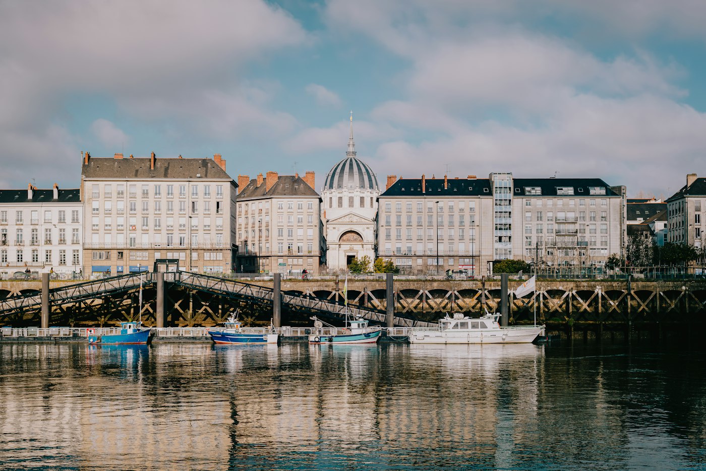 Façades et bateaux se reflétant dans l’eau à Nantes