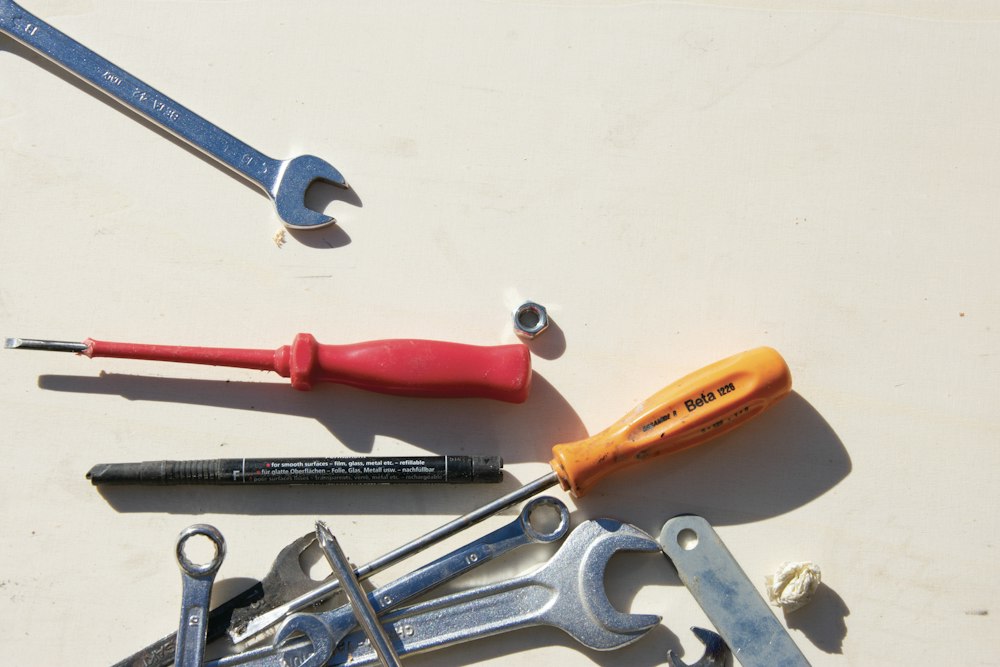 Outils posés sur une table