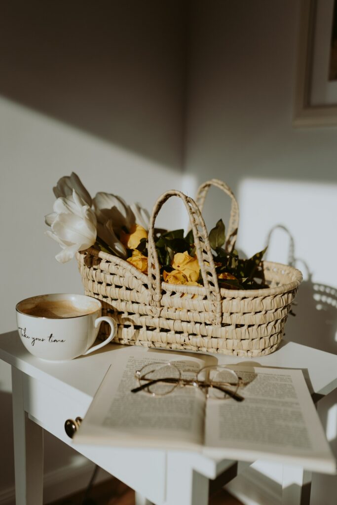 Panier d’accueil et tasse de café posés sur une table dans une location courte durée