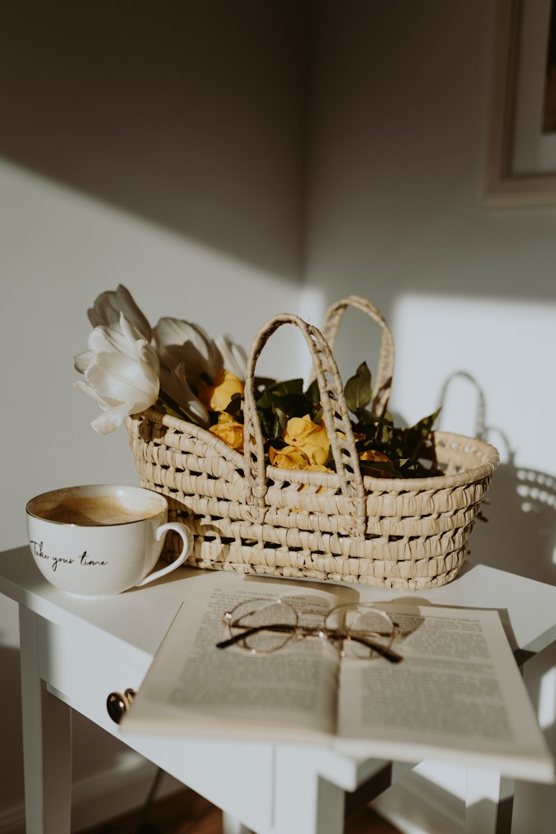 Panier et tasse de café posés sur une table