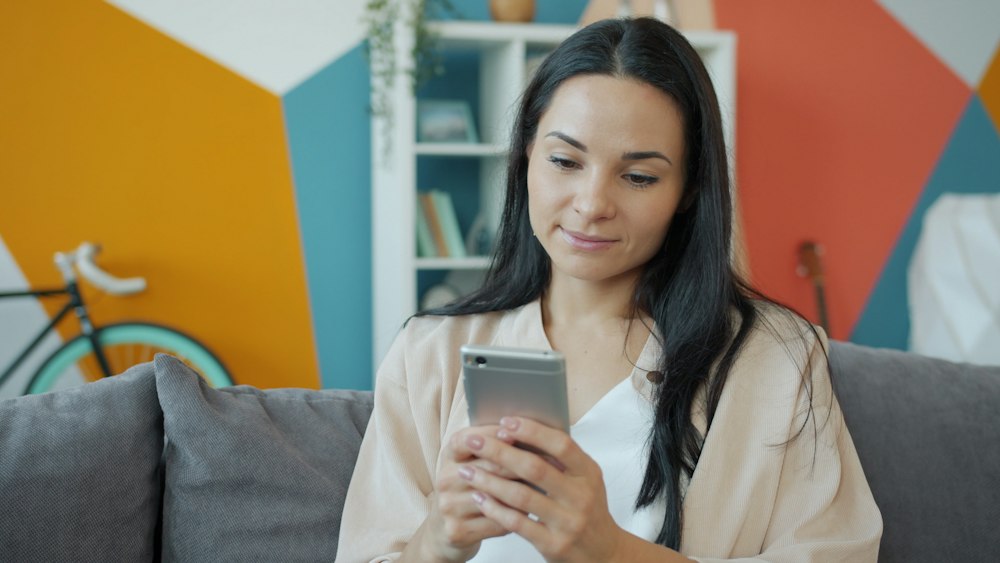 Propriétaire consultant son portail sur son téléphone